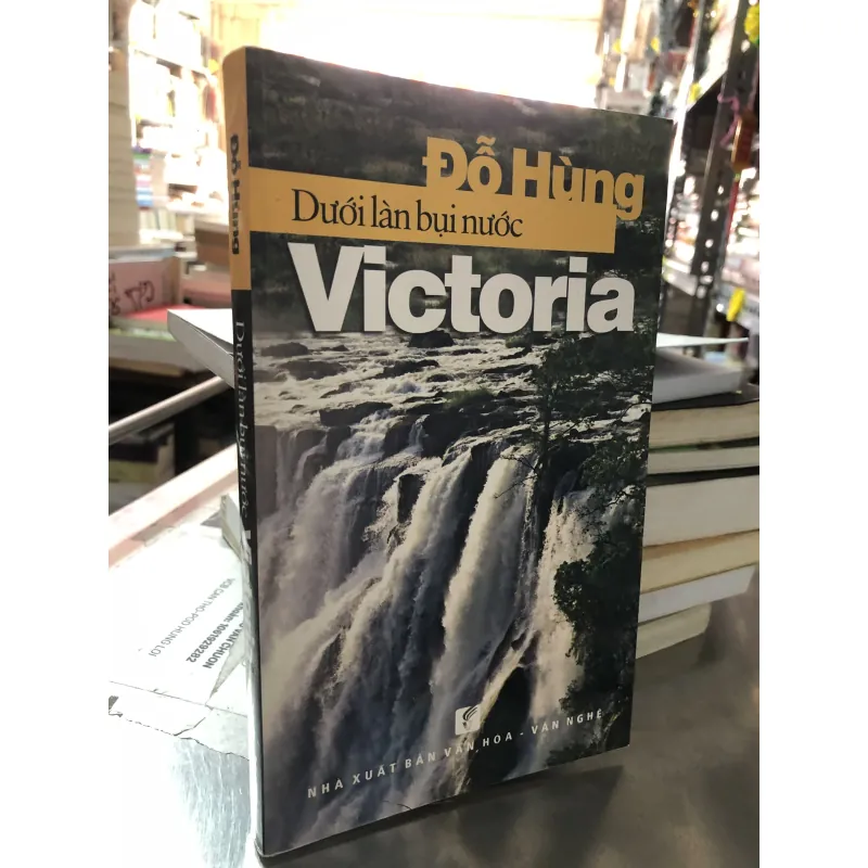 Dưới làn bụi nước Victoria - Đỗ Hùng  1012884