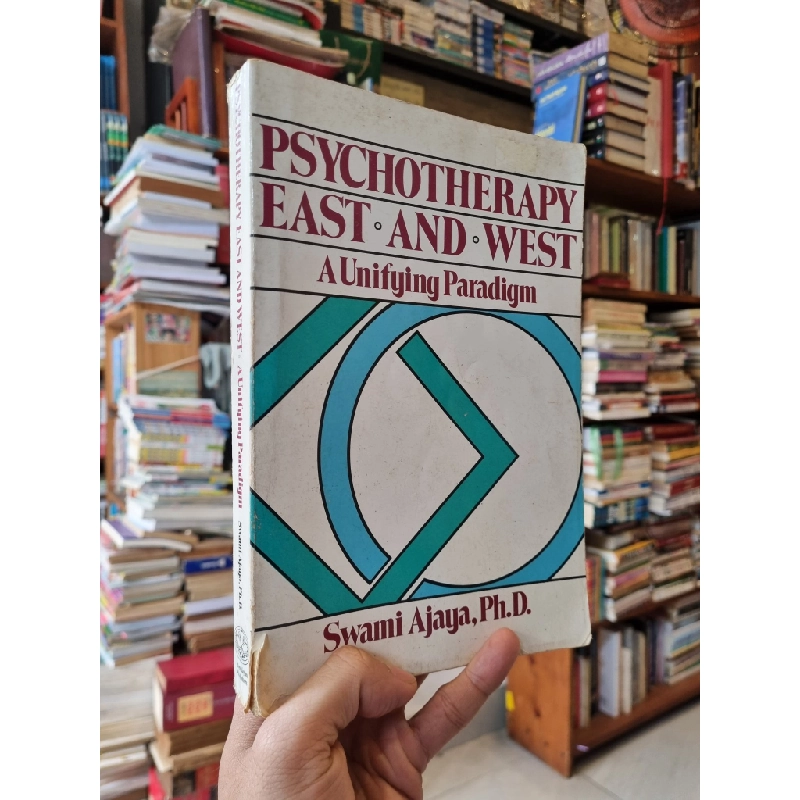 PSYCHOTHERAPHY EAST AND WEST : A Unifying Paradigm - Swami Ajaya, PhD 283065