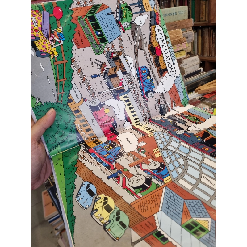 THOMAS' WONDERFUL WORD BOOK : With hundreds of new words, shapes, colours, numbers and more! 201911