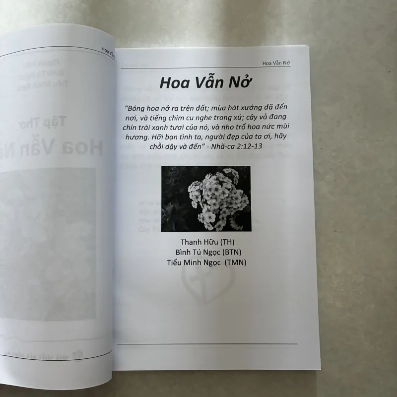 Tập thơ hoa vẫn nở (Tặng khi mua sách ở Tiệm) 755077