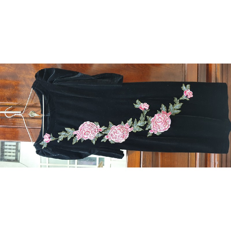 Đầm nhung đen đính hoa 25635