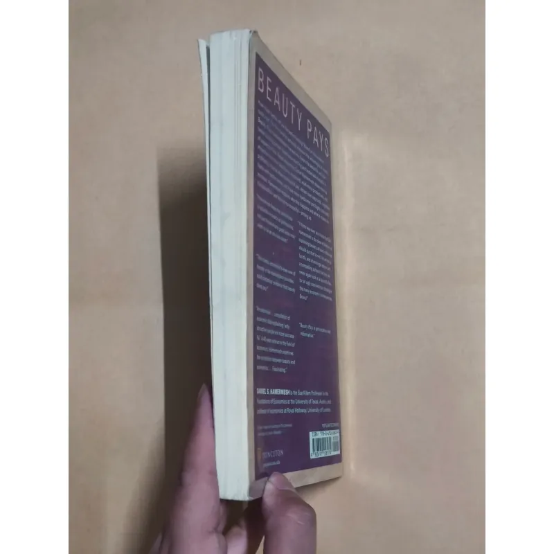 Beauty Pays: Why Attractive People Are More Successful - Daniel S. Hamermesh 990284