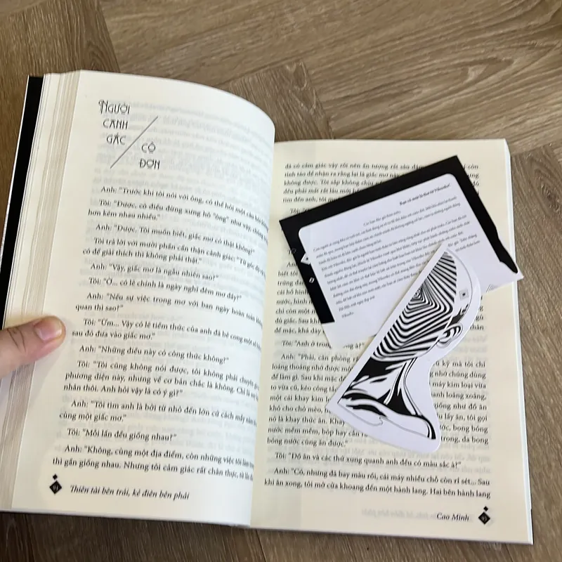 Thiên tài bên trái, kẻ điên bên phải - sách mới 99%  chính hãng 717643