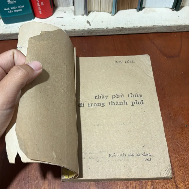 II Sách Xưa: Thầy Phù Thuỷ Đi Trong Thành Phố - IVRITÔMIN - 1985 751405