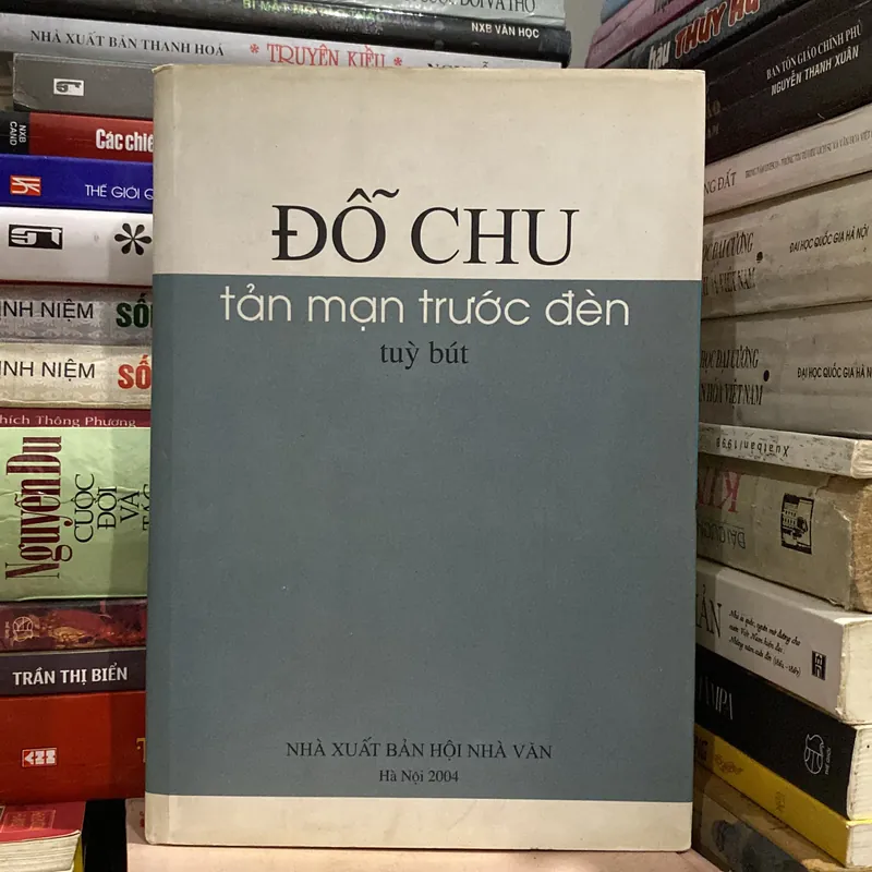 TẢN MẠN TRƯỚC ĐÈN, Tùy bút, bản bìa cứng có chữ ký tác giả Đỗ Chu (XB 2004) 674902