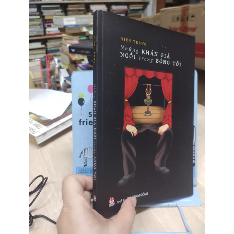 Sách: Những khán giả ngồi trong bóng tối - TG: Hiền trang (B3) 995165