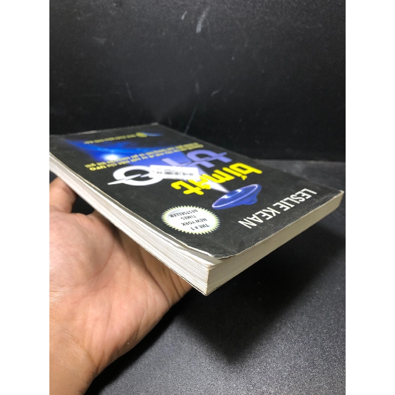 Bí mật UFO Leslie Kean 2012 bẩn bìa ố tróc bìa nhẹ new 90% HCM0601 khoa học 912838