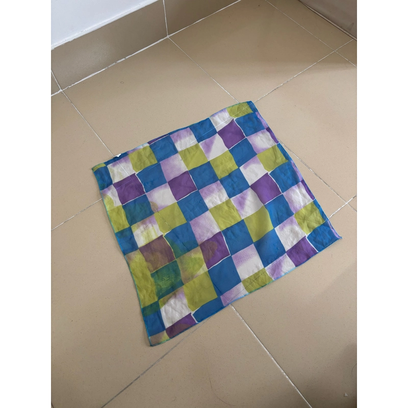 Khăn vuông hoạ tiết kẻ ô 523209