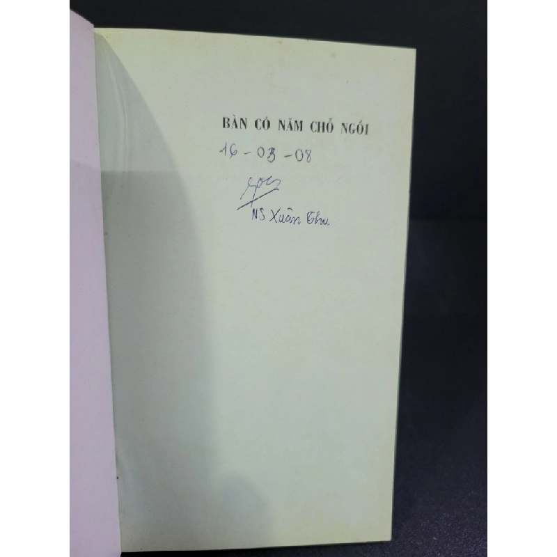 Bàn có năm chỗ ngồi mới 90% bẩn bìa, ố nhẹ, có chữ ký 2007 Nguyễn Nhật Ánh HCM3004 VĂN HỌC 445183