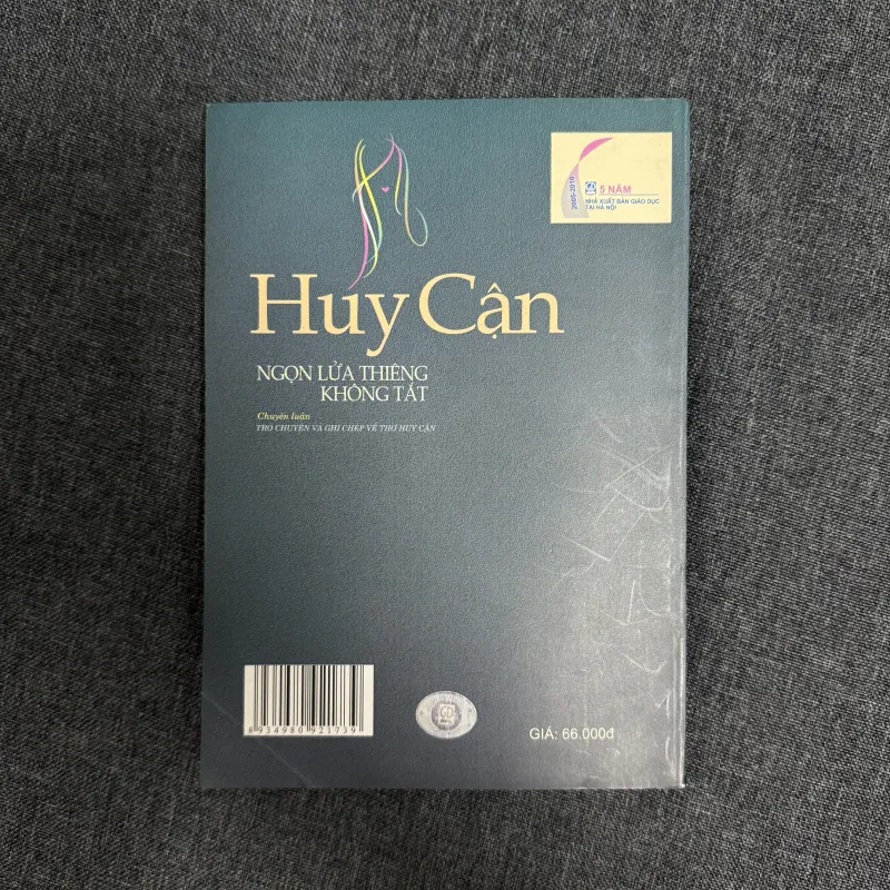 Huy Cận: Ngọn lửa thiêng không tắt - Hà Minh Đức 925470