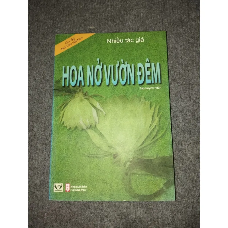 HOA NỞ VƯỜN ĐÊM 570644