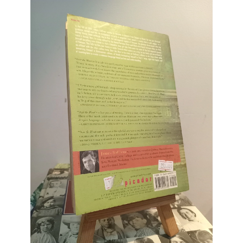Over The Moat: Love Among The Ruins Of Imperial Vietnam - James Sullivan 448849