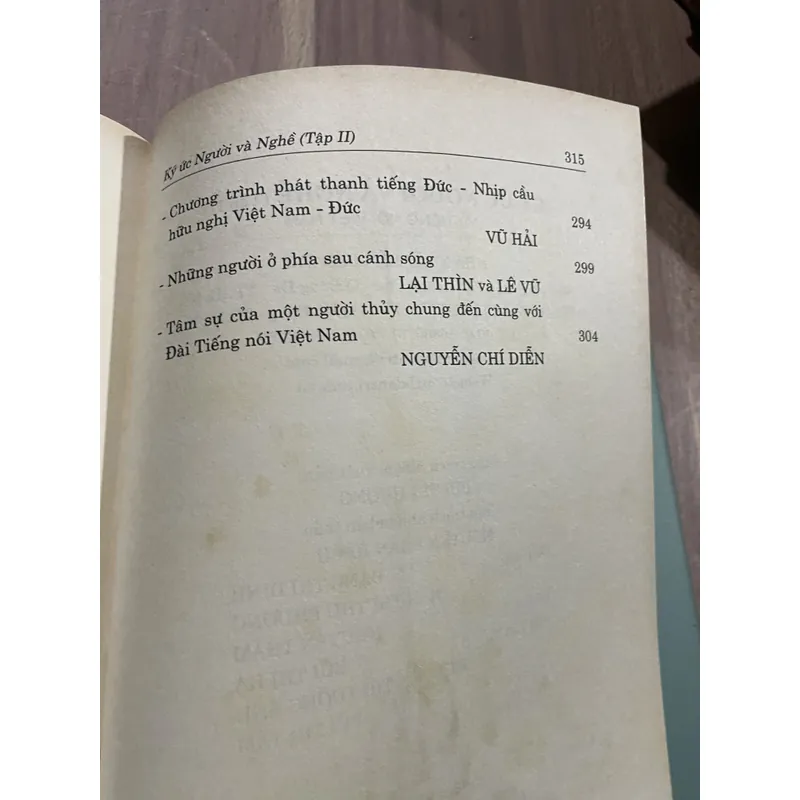 ĐÀI TIẾNG NÓI VIỆT NAM KÝ ỨC NGƯỜI VÀ NGHỀ 2 tập, bìa cứng 713076