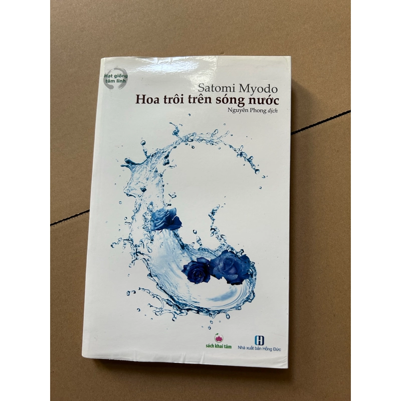 Hoa trôi trên sóng nước (sách ướt) 547060