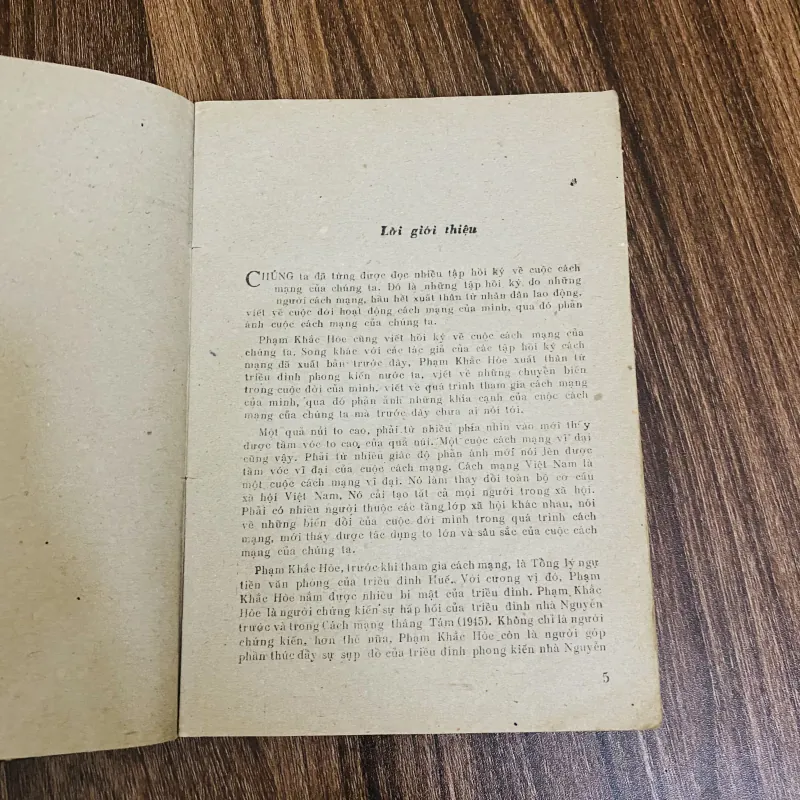 Từ triều đình Huế đến chiến khu Việt Bắc -Phạm Khắc Hòe ( sách bao cấp) 1023221