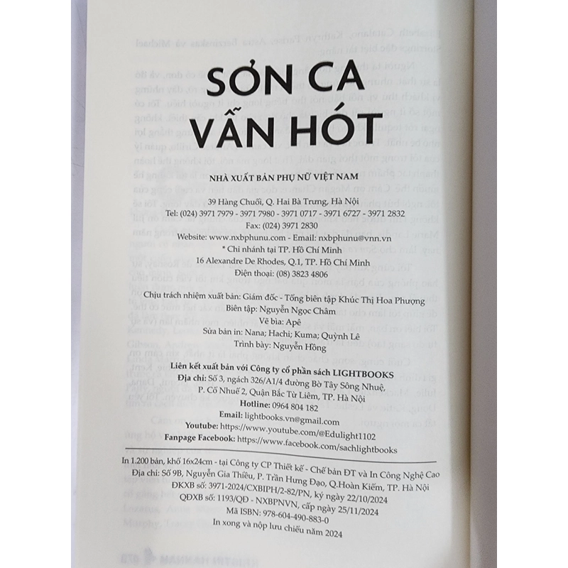 Sách Sơn ca vẫn hót của Kristin Hannah bìa mềm mới 99% 506752