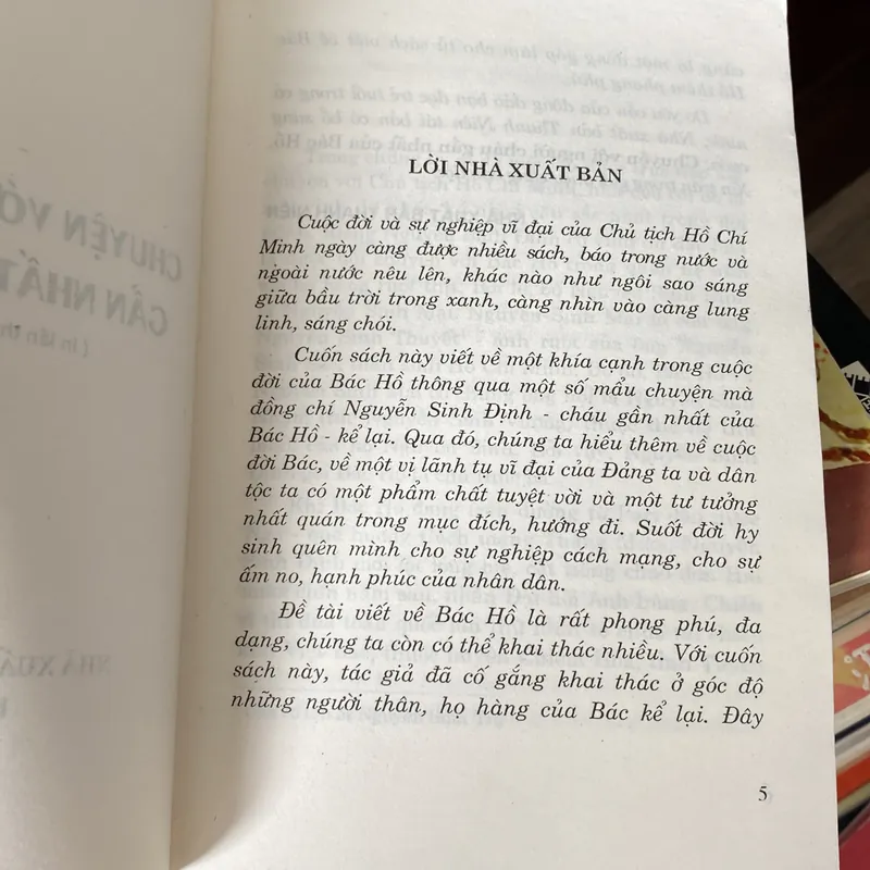 CHUYỆN VỚI NGƯỜI CHÁU GẦN NHẤT CỦA BÁC HỒ (XB 2001) 697965