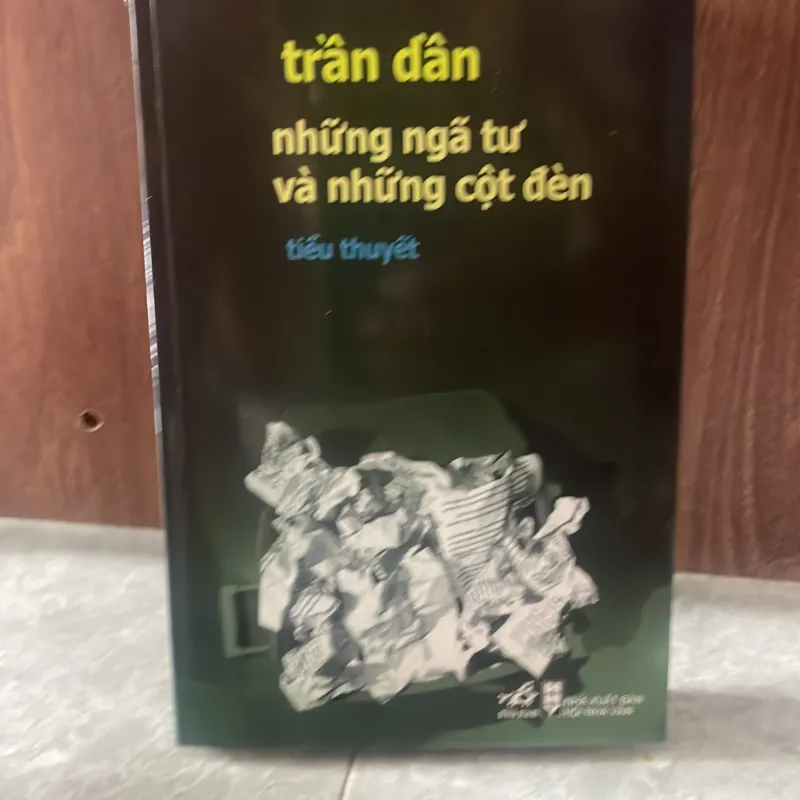 Trần Dần Những ngã tư và những cột đèn  745052
