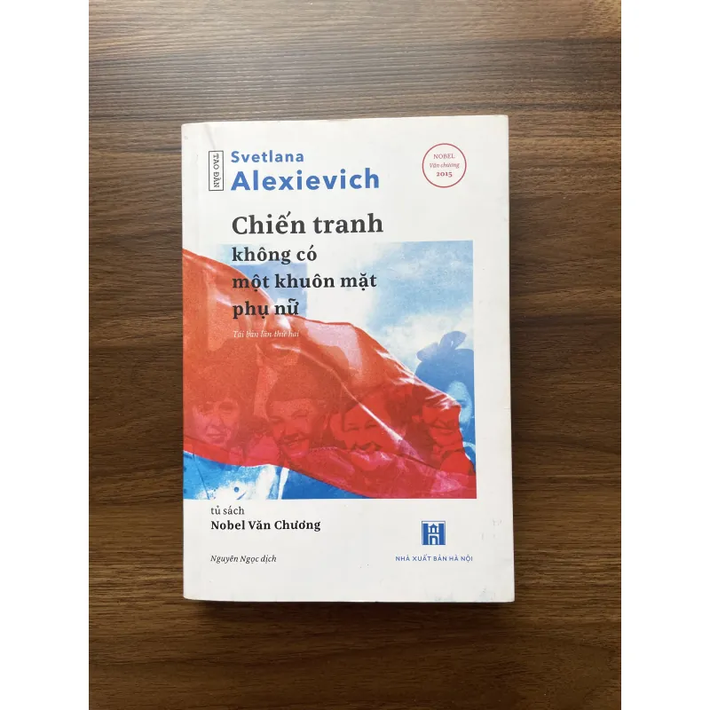 Chiến trang không có một khuôn mặt phụ nữ - Svetlana Alexievich 1005407