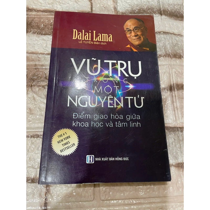 Đạt-lai Lạt-ma (Dalai Lama) Vũ trụ trong một nguyên tử: điểm giao hòa giữa khoa hoc và tâm 460535