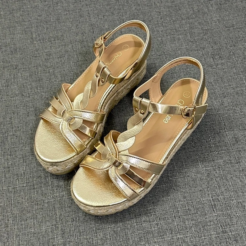 Sandal size 37 hiệu nội địa uk . New fullbox 260291