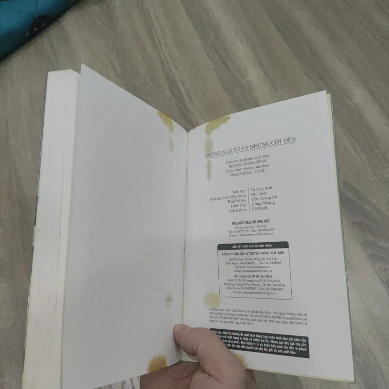 Những Ngã Tư Và Những Cột Đèn - Trần Dần 732159