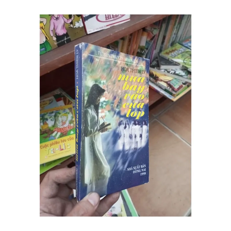 Mưa bay vào cửa lớp - Thiên Lý 1998 Sách 984599