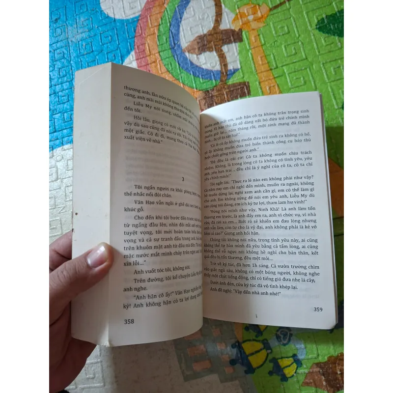 Một đóa hồng không đỏ cũng chẳng bạch 999833