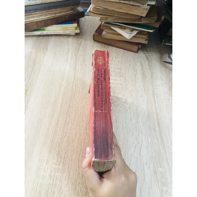 TRÙI RÈN TRONG LỬA ĐỎ  929093