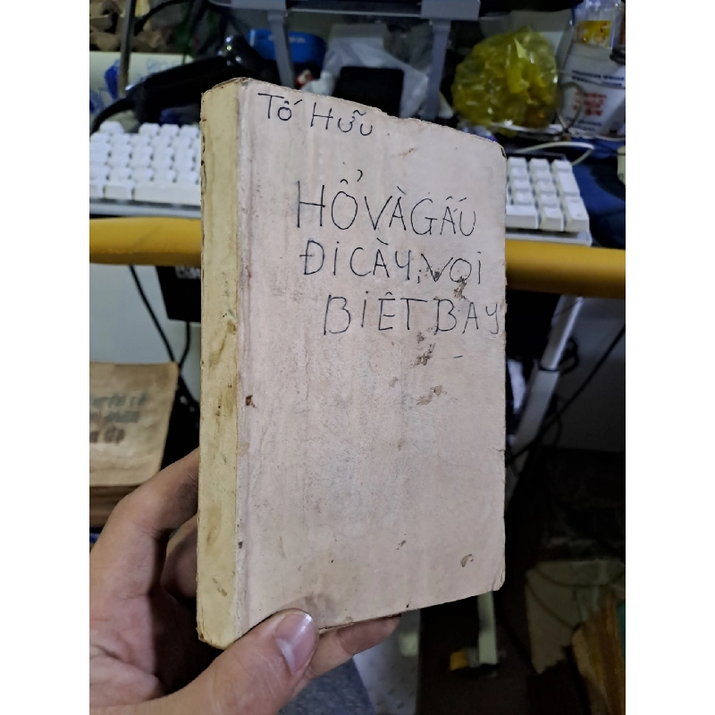 Hổ và gấu đi cày voi biết bay Tố Hữu mới 60% mất bìa ố Văn học Việt Nam HCM1709 924483