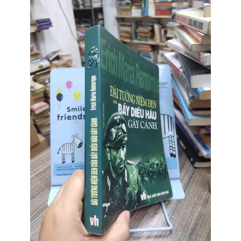 Sách: Đài tưởng niệm đen của Bầy diều hây gãy cánh (A1) - Erich Maria Remarque 674509