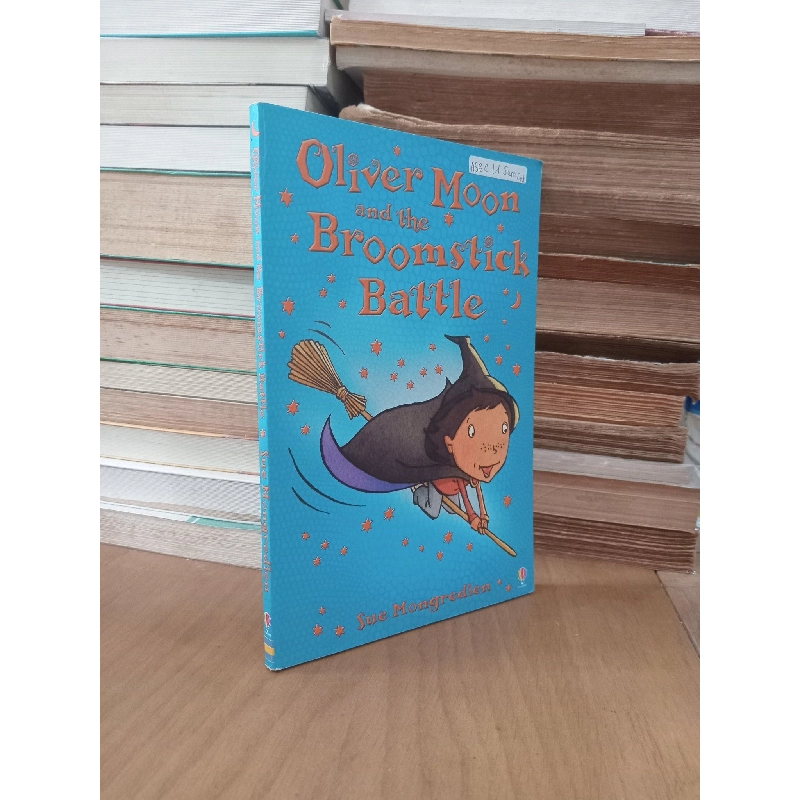 Oliver Moon and the Broomstick Battle - Sue Mongredien 1001171