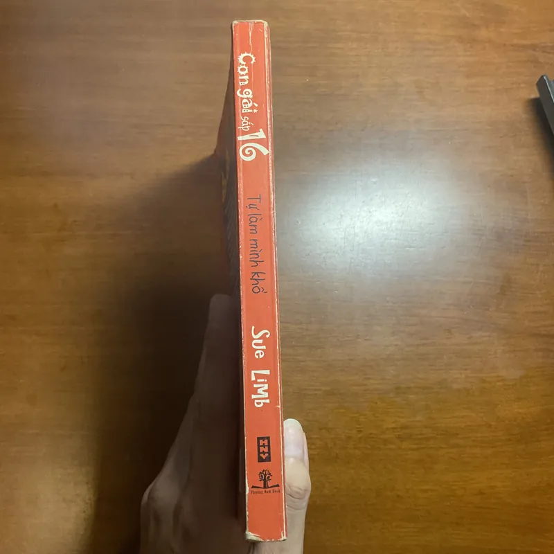 [MỚI LỚN] Con gái sắp 16 Tự mình làm khổ - Sue Limb 698159