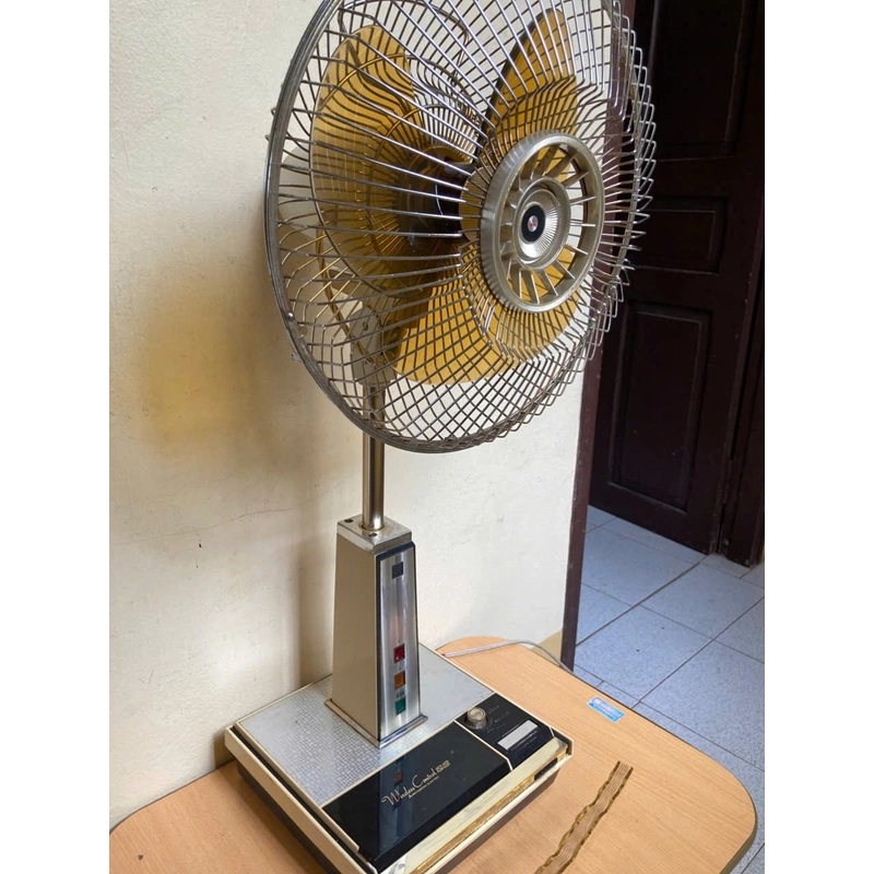 Quạt đứng Mitsubishi nắp lật phím cảm ứng có đèn cánh 30 màu vàng cát .100v 470648