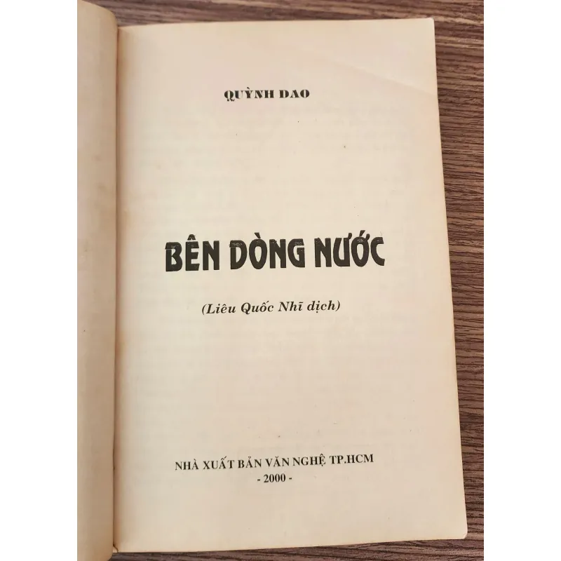 Tiểu thuyết BÊN DÒNG NƯỚC (Quỳnh Dao) - 323 trang 778224