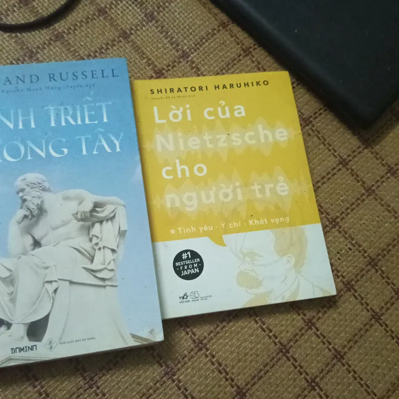 Mình Triết phương Tây của Bertrand Russell và Lời của Nietzsche dành cho người trẻ.  596873