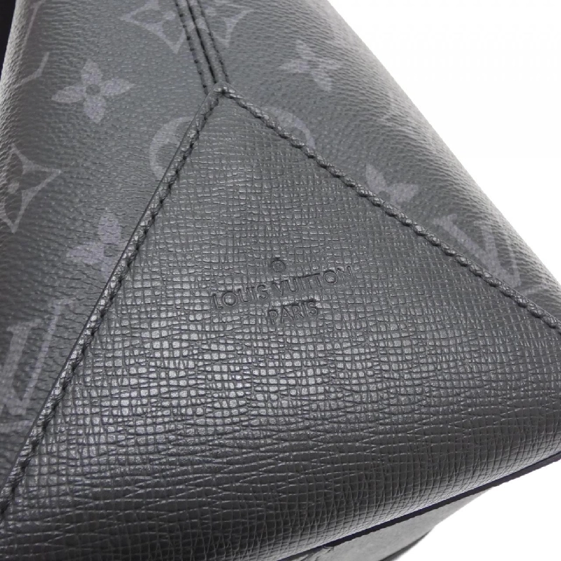 Túi xách cuối tuần Taiga Lama M30937 của Louis Vuitton 610721