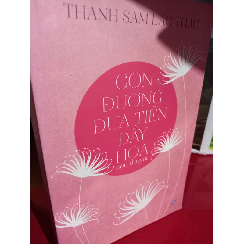 con đường đưa tiễn đầy hoa 550346