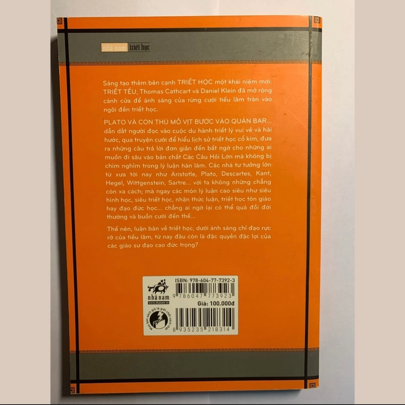 PLATO VÀ CON THÚ MỎ VỊT BƯỚC VÀO QUÁN BAR 335638