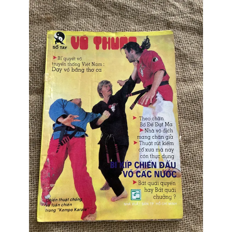 Võ thuật bí quyết võ truyền thống Việt Nam ; dạy võ bằng thơ ca  680838