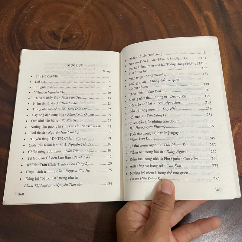 II Tựa sách: Ánh Sáng Trong Ngục Tối - Nhiều Tác Giả - 2000 463038