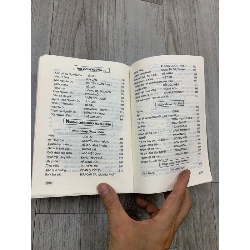 Sách những chân dung truyện kiều. 999 471188