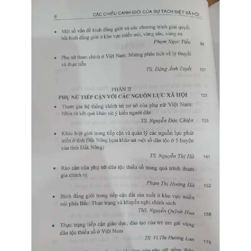Các chiều cạnh giới của sự tách biệt xã hội hướng tới chính sách toàn diện hơn đối với phụ nữ - GS.TS. Võ Khánh Vinh, GS.TS. Nguyễn Hữu Minh 700583