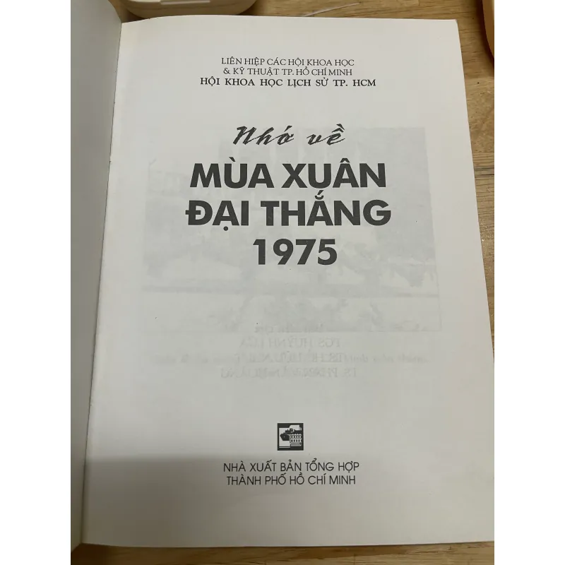 Sách ghi nhớ Mùa Xuân Đại Thắng 1975 - Tập ảnh kỷ niệm lịch sử 1038091