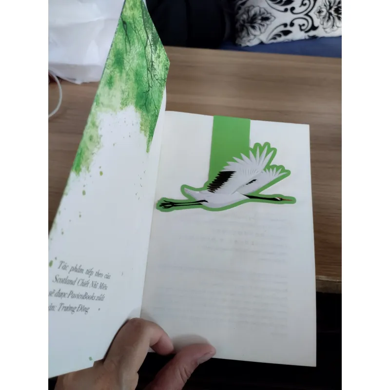 cuốn tiểu thuyết "Bầy Hạc" của tác giả Scotland Chiết Nhĩ Miêu.  997165