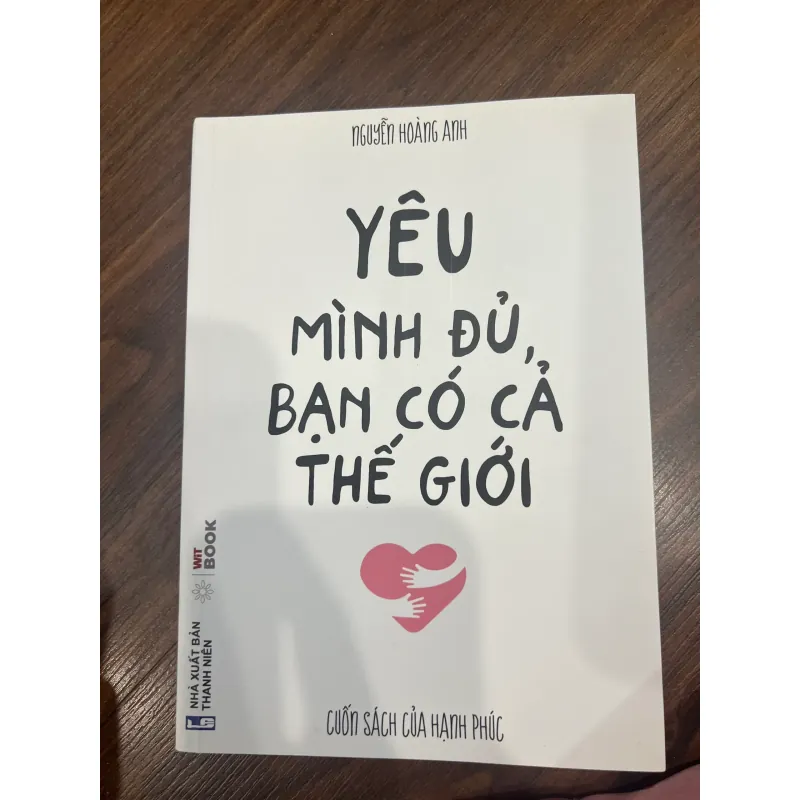Cuốn sách của hạnh phúc - YÊU MÌNH ĐỦ BẠN CÓ CẢ THẾ GIỚI - mới 95% 728212