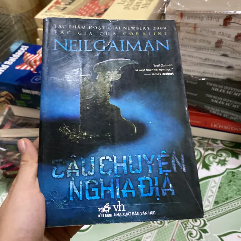 Câu chuyện nghĩa địa" (The Graveyard Book) của tác giả Neil Gaiman 999111