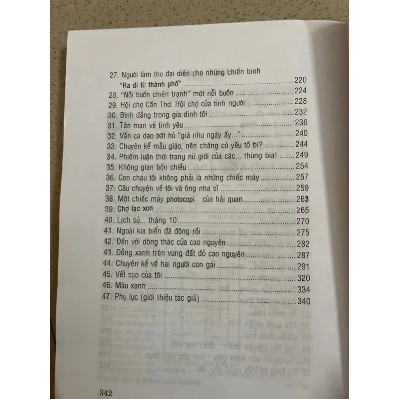 Cô Gái Vùng Chiến Tuyến – Tập ký chiến tranh sâu sắc 605978