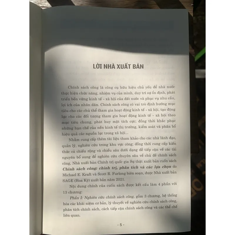Chính sách công: chính trị, phân tích và các lựa chọn, MICHAEL E. KRAFT - SCOTT R. FURLONG 713361