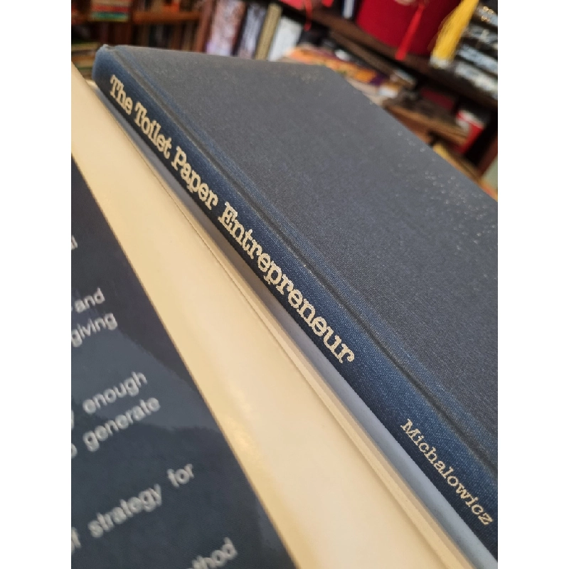 The Toilet Paper Entrepreneur : The tell-it-like-it-is guide to cleaning up in business, even if you are at the end of your roll - Mike Michalowicz 377075
